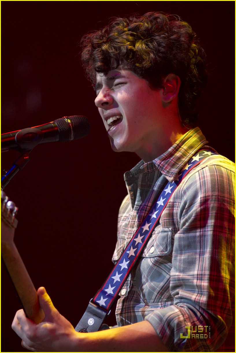 Jonnie & Brookie Go See Nick Jonas