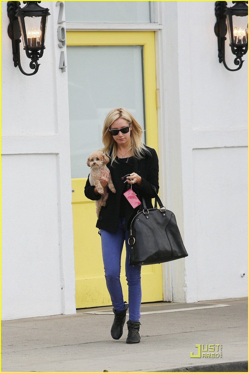 Ashley Tisdale & Maui Grab A Cup of Joe