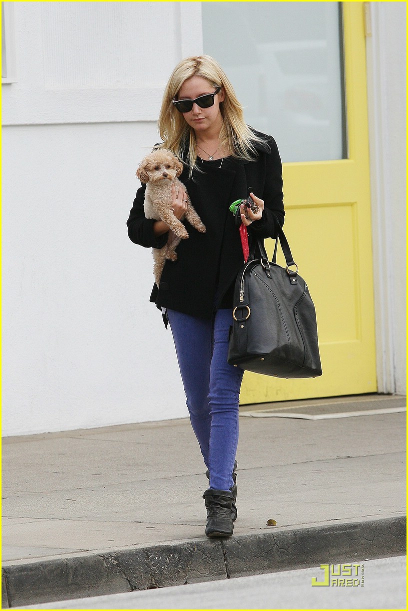 Ashley Tisdale & Maui Grab A Cup of Joe