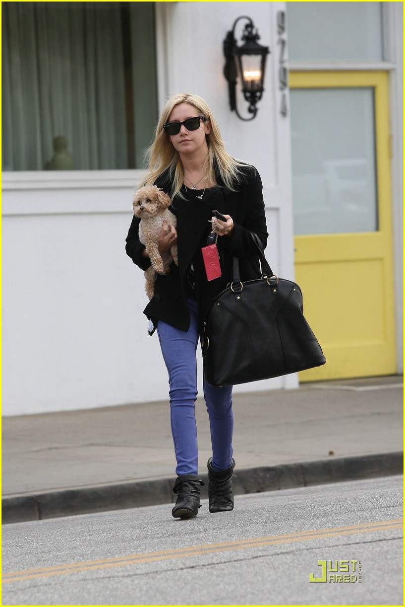 Ashley Tisdale & Maui Grab A Cup of Joe