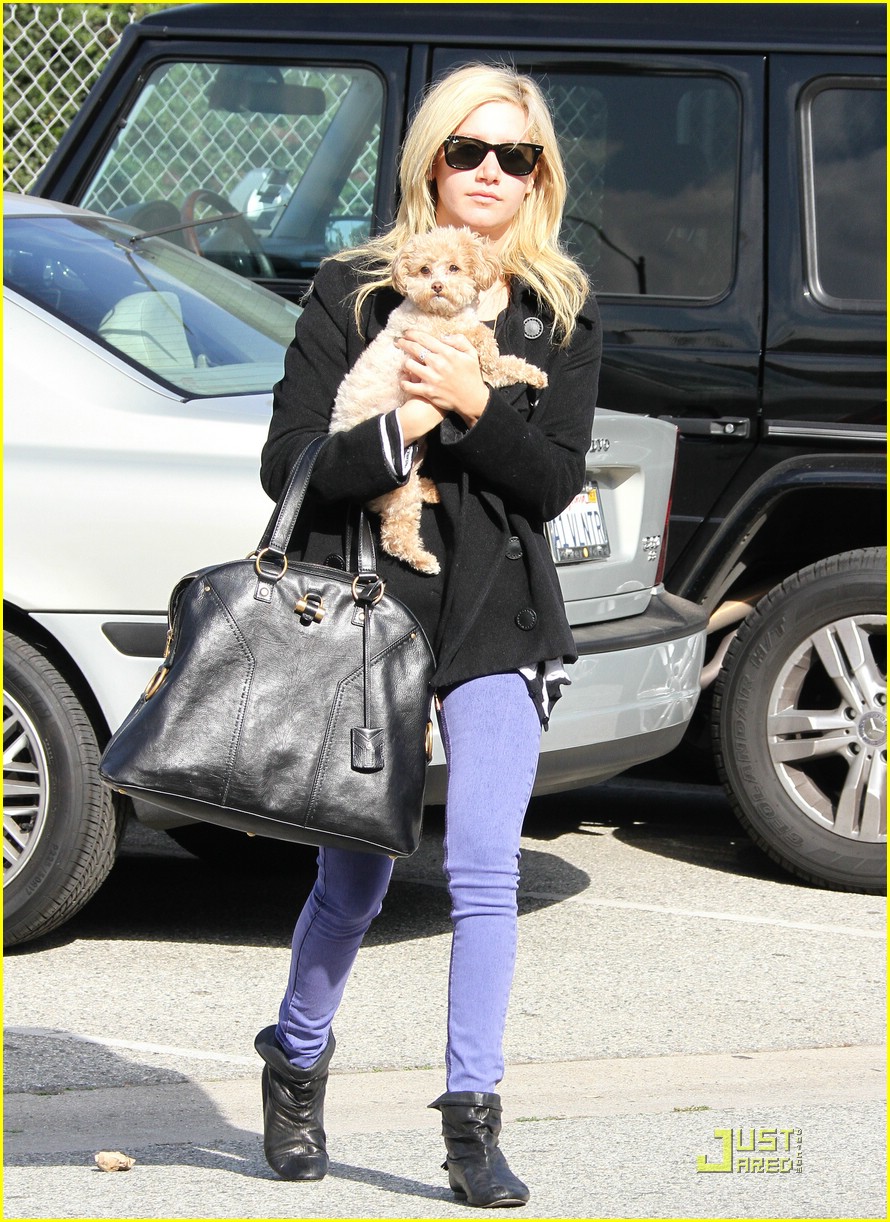Ashley Tisdale & Maui Grab A Cup of Joe