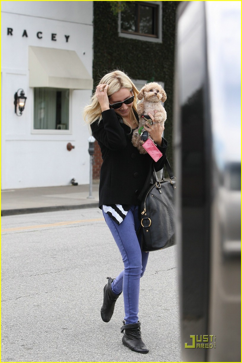 Ashley Tisdale & Maui Grab A Cup of Joe