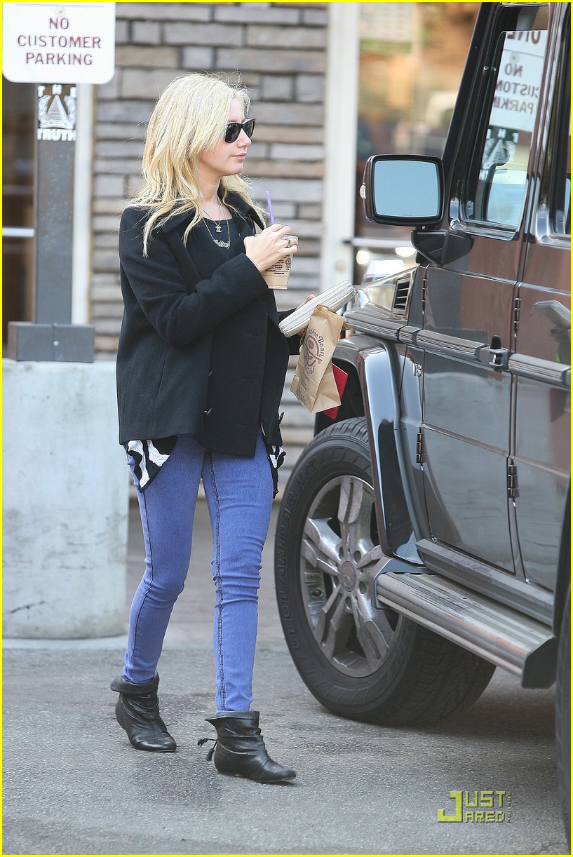Ashley Tisdale & Maui Grab A Cup of Joe
