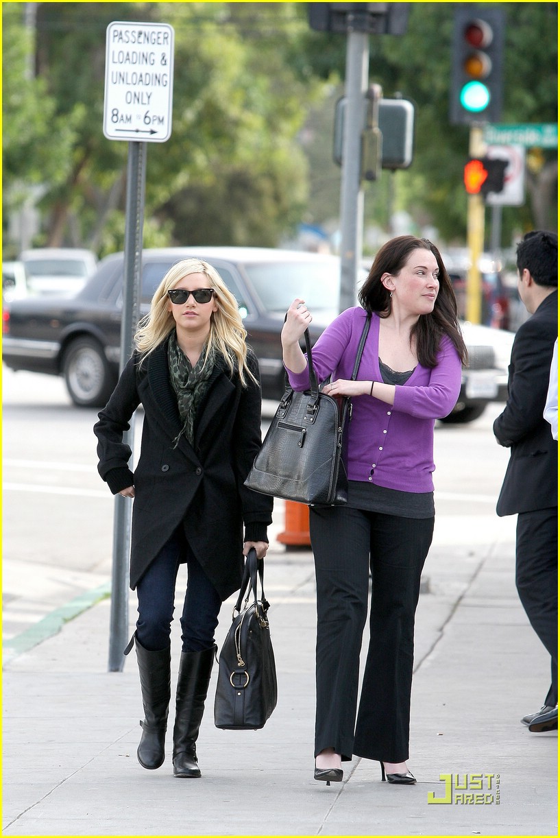 Ashley Tisdale: Meeting At Mo's