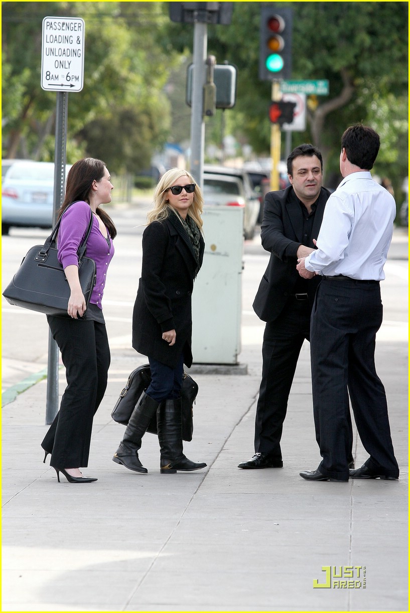 Ashley Tisdale: Meeting At Mo's