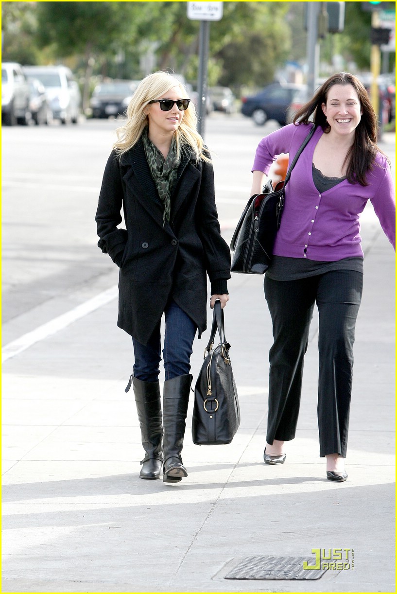 Ashley Tisdale: Meeting At Mo's