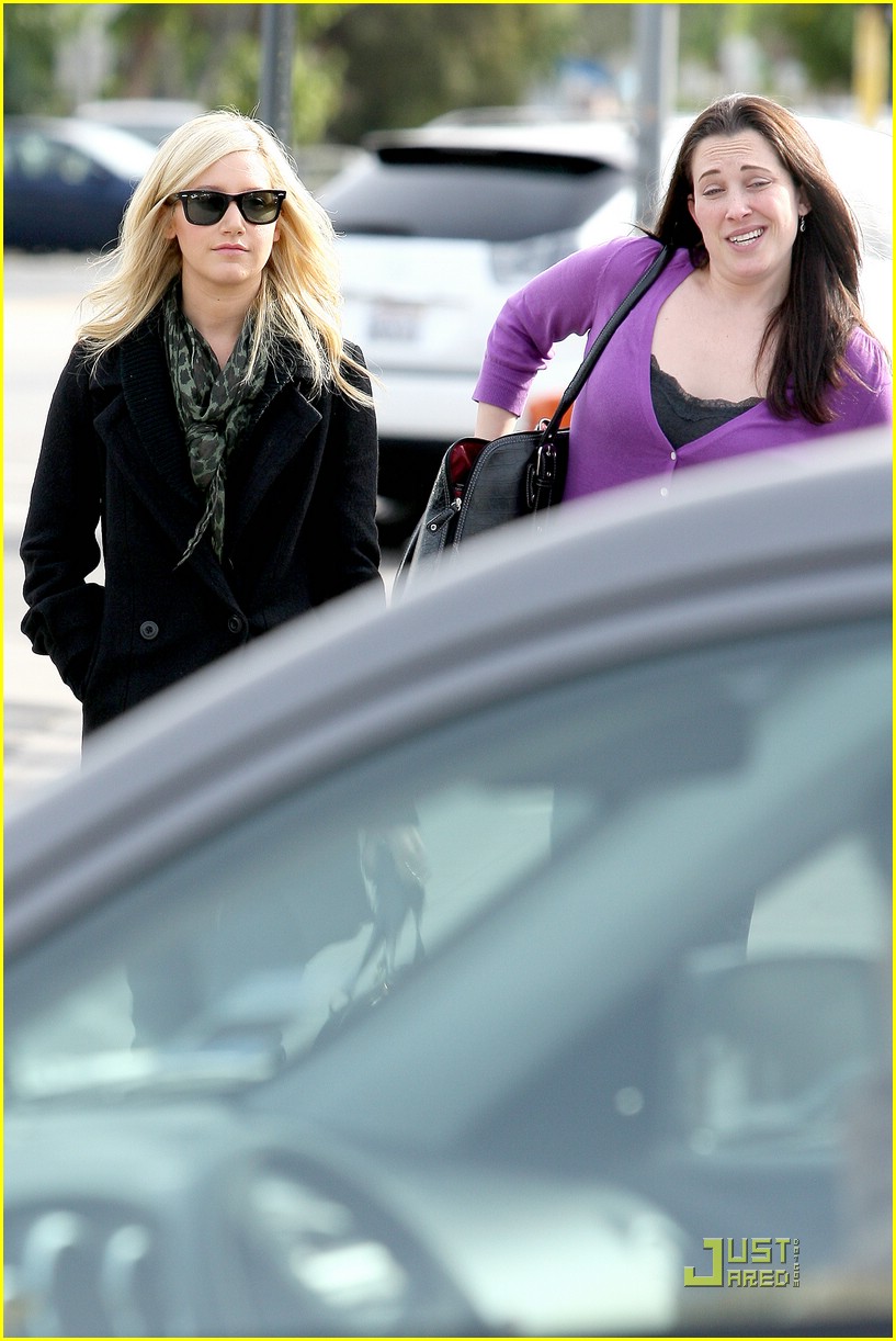 Ashley Tisdale: Meeting At Mo's