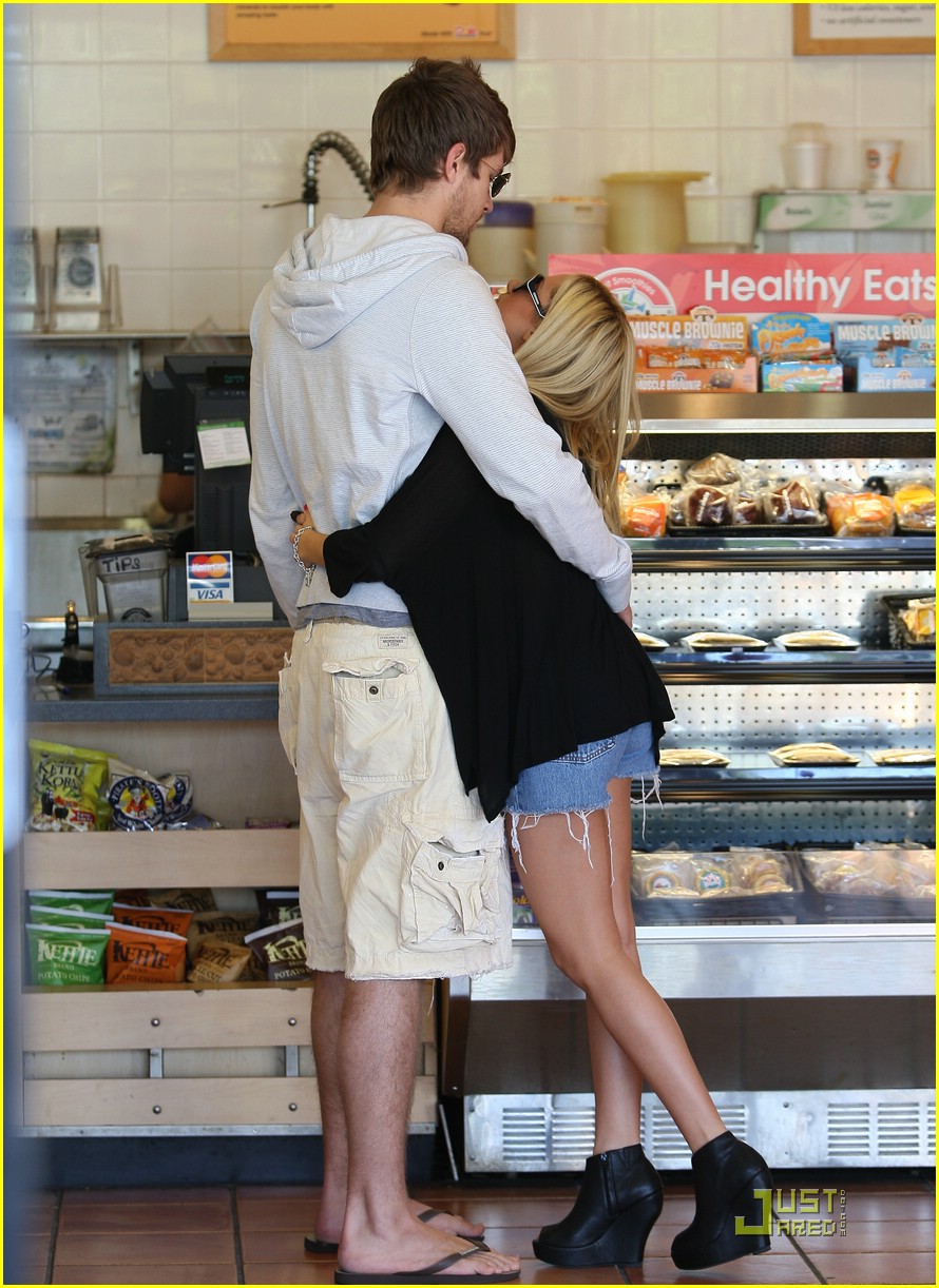 Ashley Tisdale & Scott Speer: Robek's Juice Jubilant
