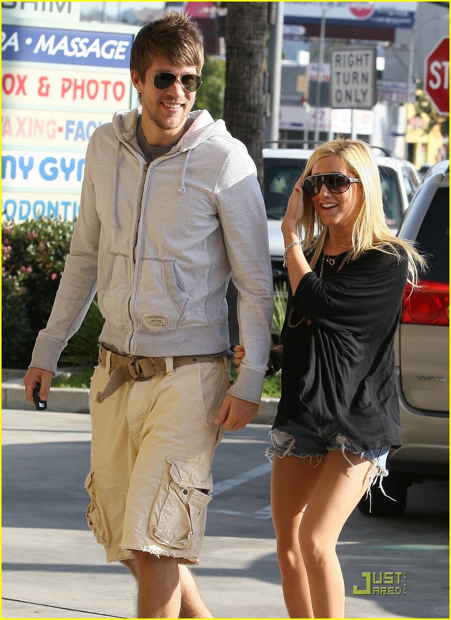 Ashley Tisdale & Scott Speer: Robek's Juice Jubilant