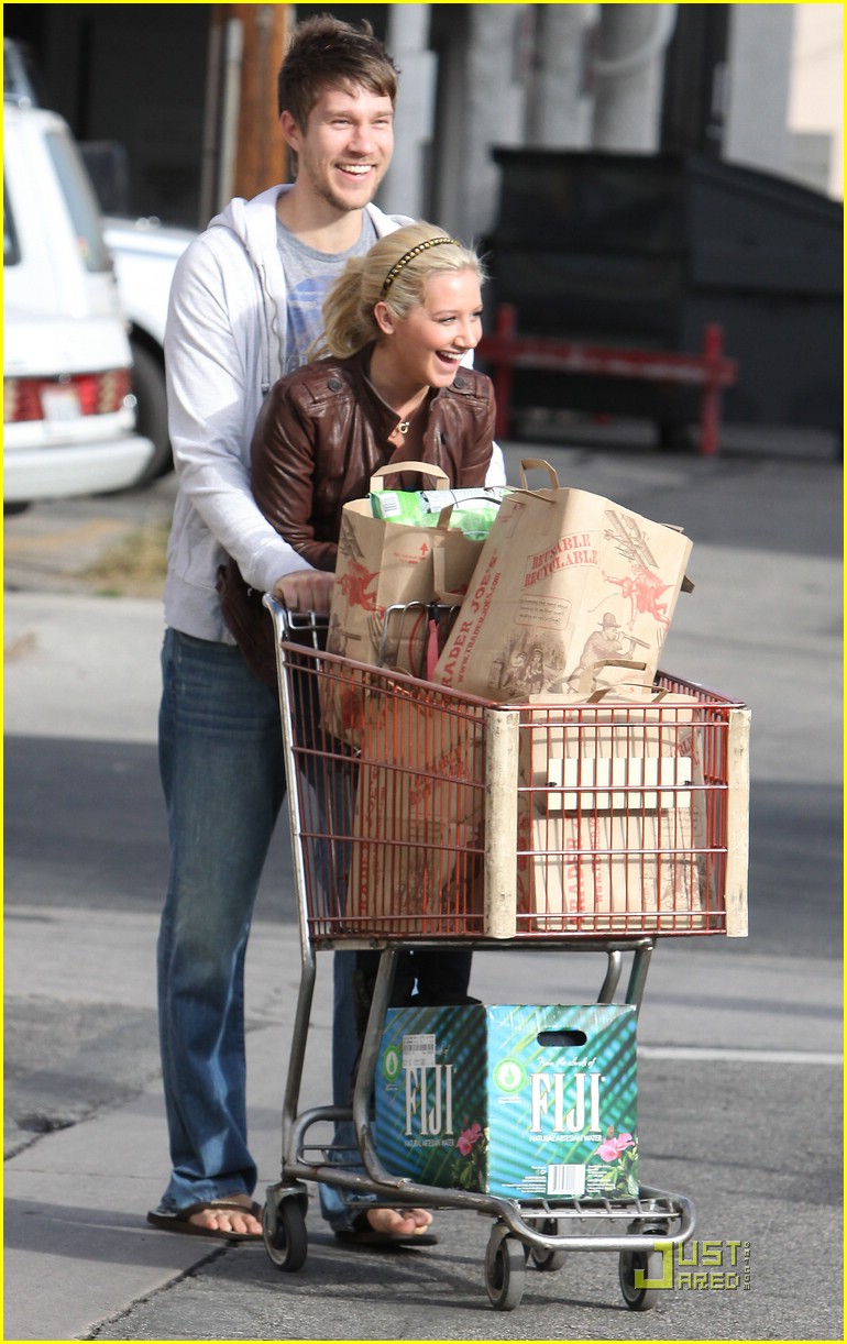 Ashley Tisdale & Scott Speer: Trader Joe's Joyful