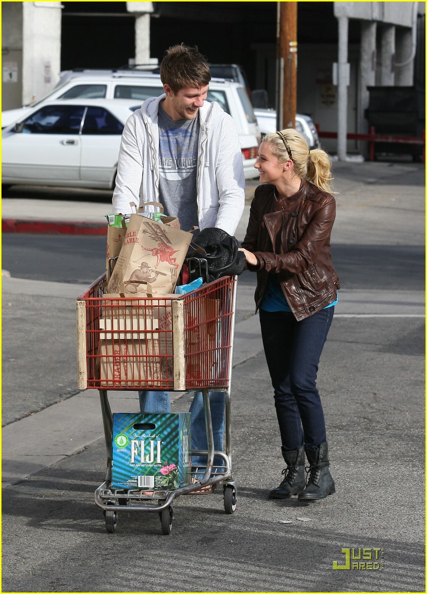 Ashley Tisdale & Scott Speer: Trader Joe's Joyful