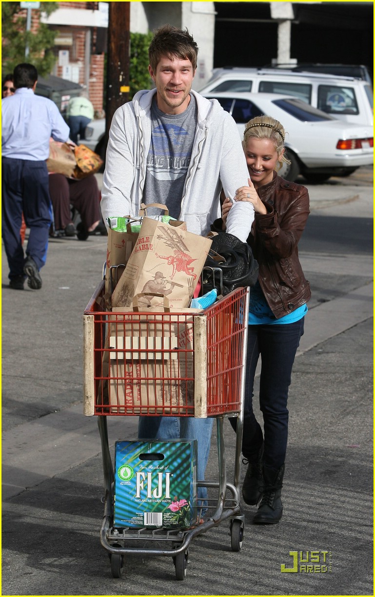 Ashley Tisdale & Scott Speer: Trader Joe's Joyful
