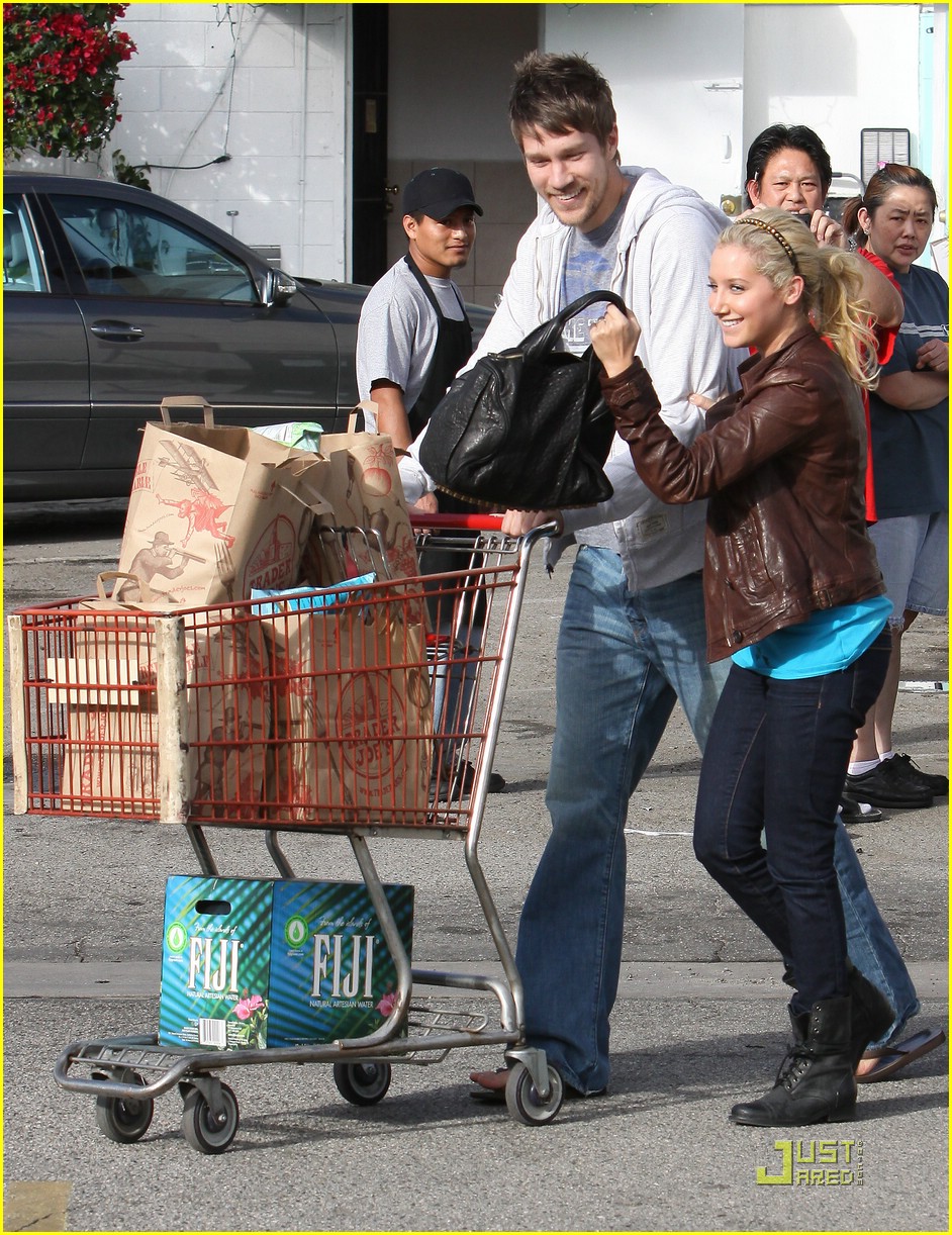 Ashley Tisdale & Scott Speer: Trader Joe's Joyful