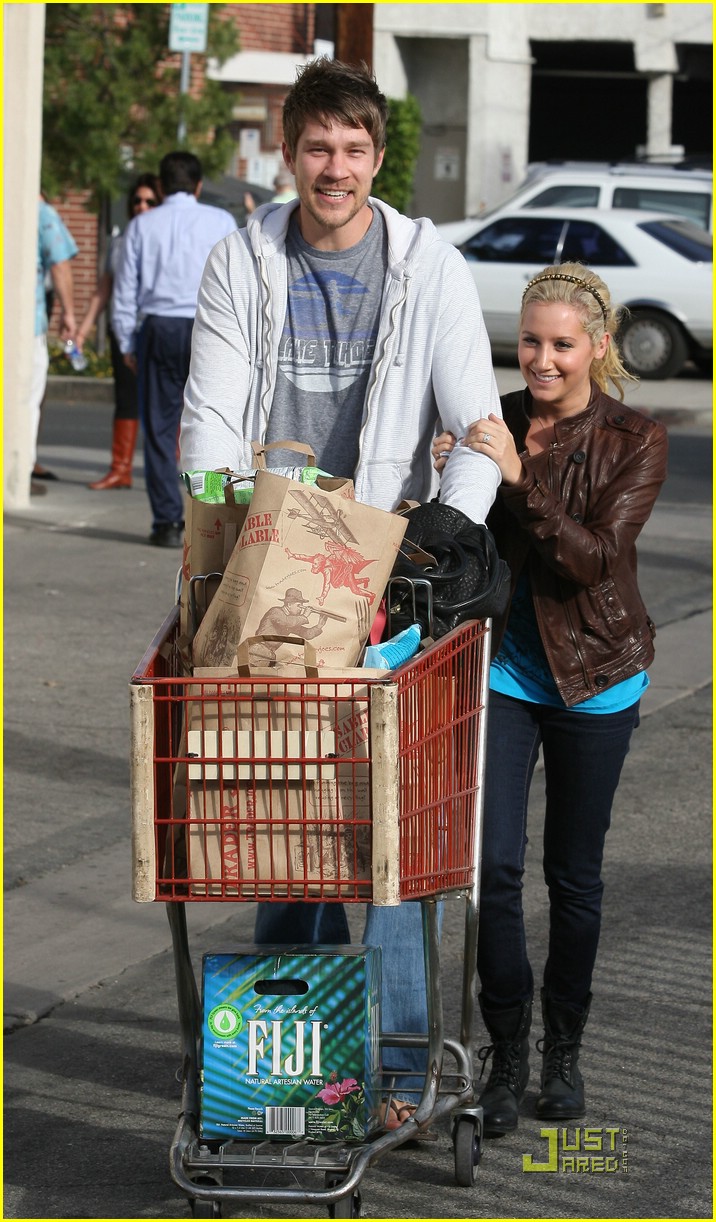 Ashley Tisdale & Scott Speer: Trader Joe's Joyful