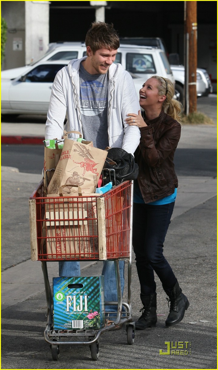 Ashley Tisdale & Scott Speer: Trader Joe's Joyful