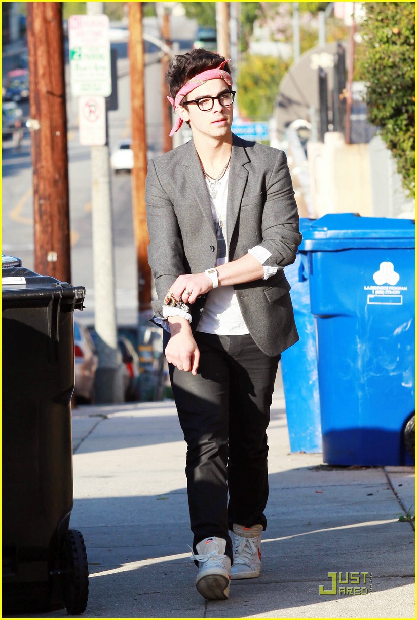 Joe Jonas Tweet Talks Victoria Justice