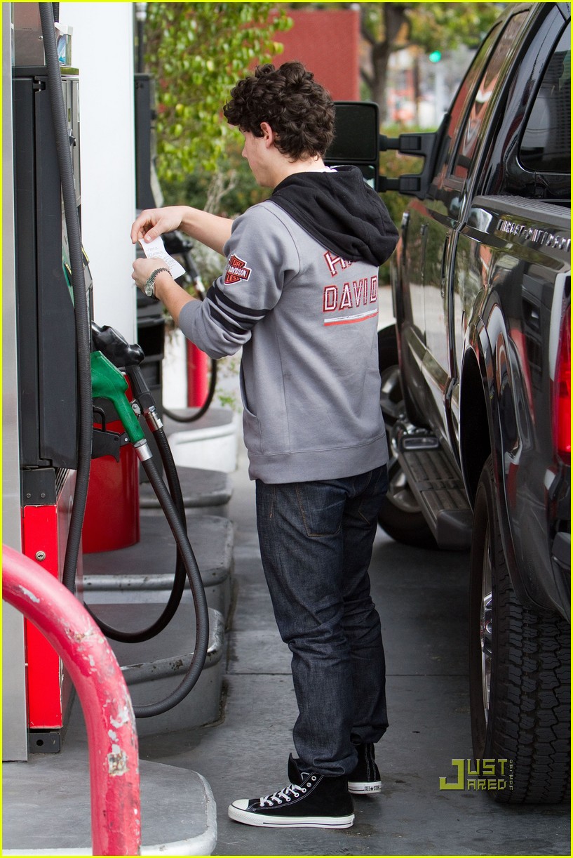 Nick Jonas Fuels Up & Gives Back