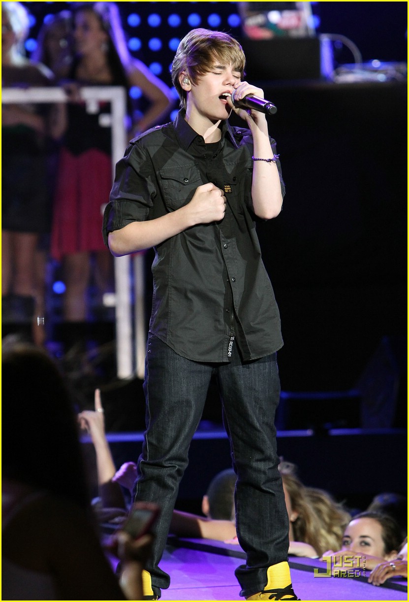 Justin Bieber Performs at Pepsi Fan Jam