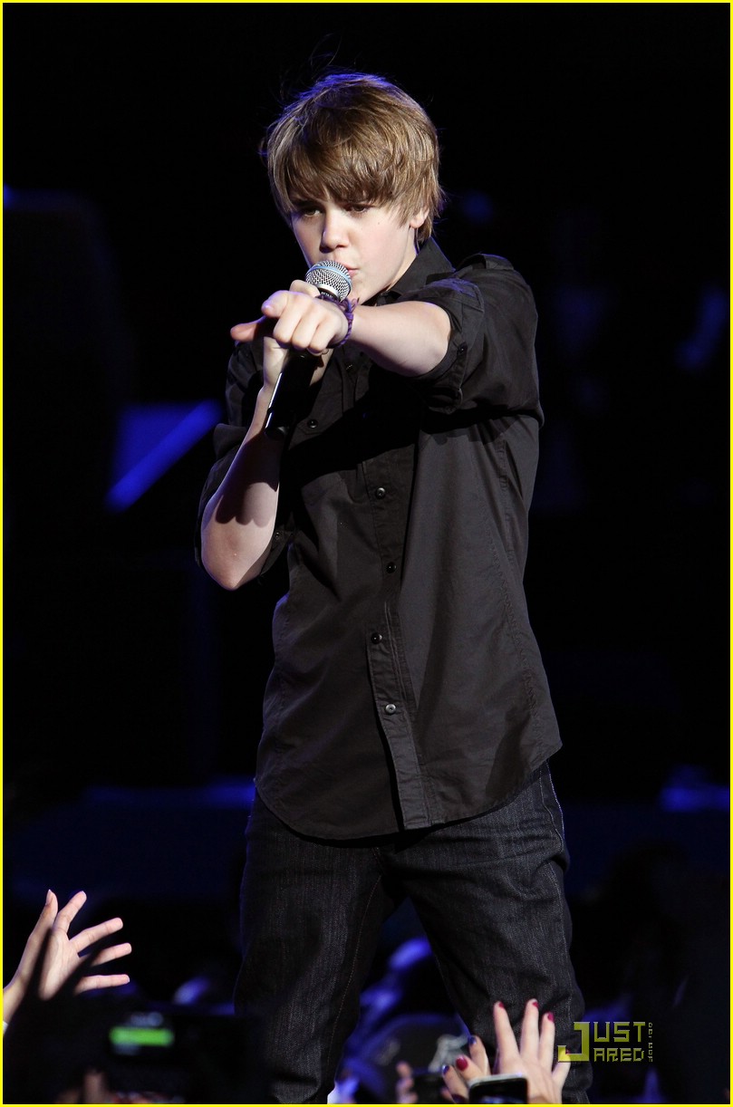 Justin Bieber Performs at Pepsi Fan Jam