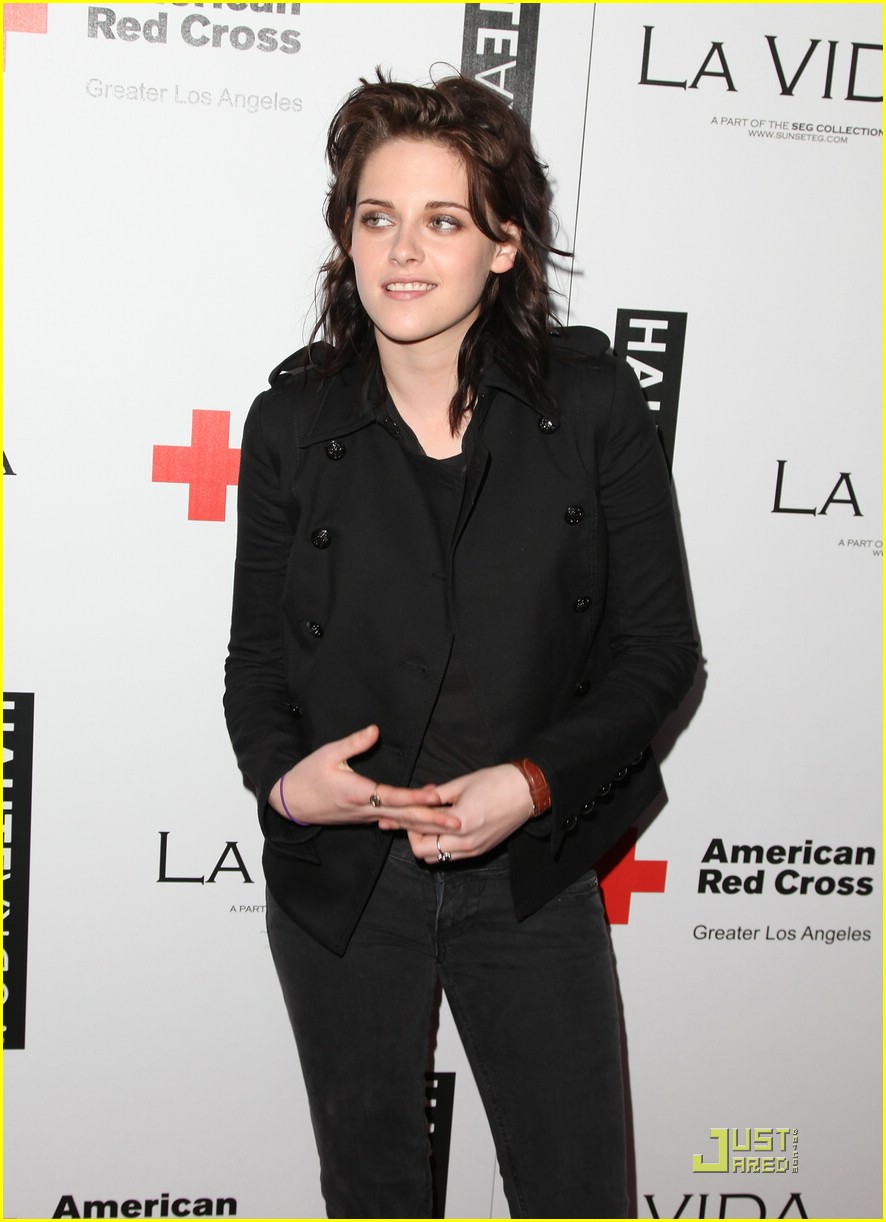 Kristen Stewart Opens La Vida Restaurant, Helps Haiti