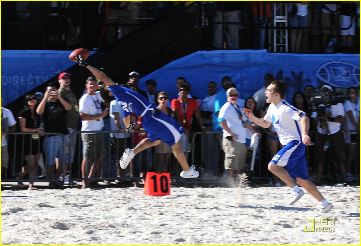 Taylor Lautner: Face To Sand Football Catch!