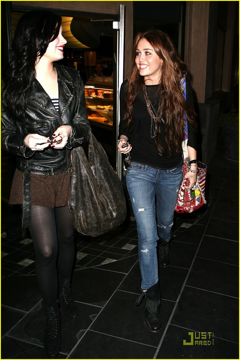 Miley, Demi & Liam Dine at Jerry's Deli