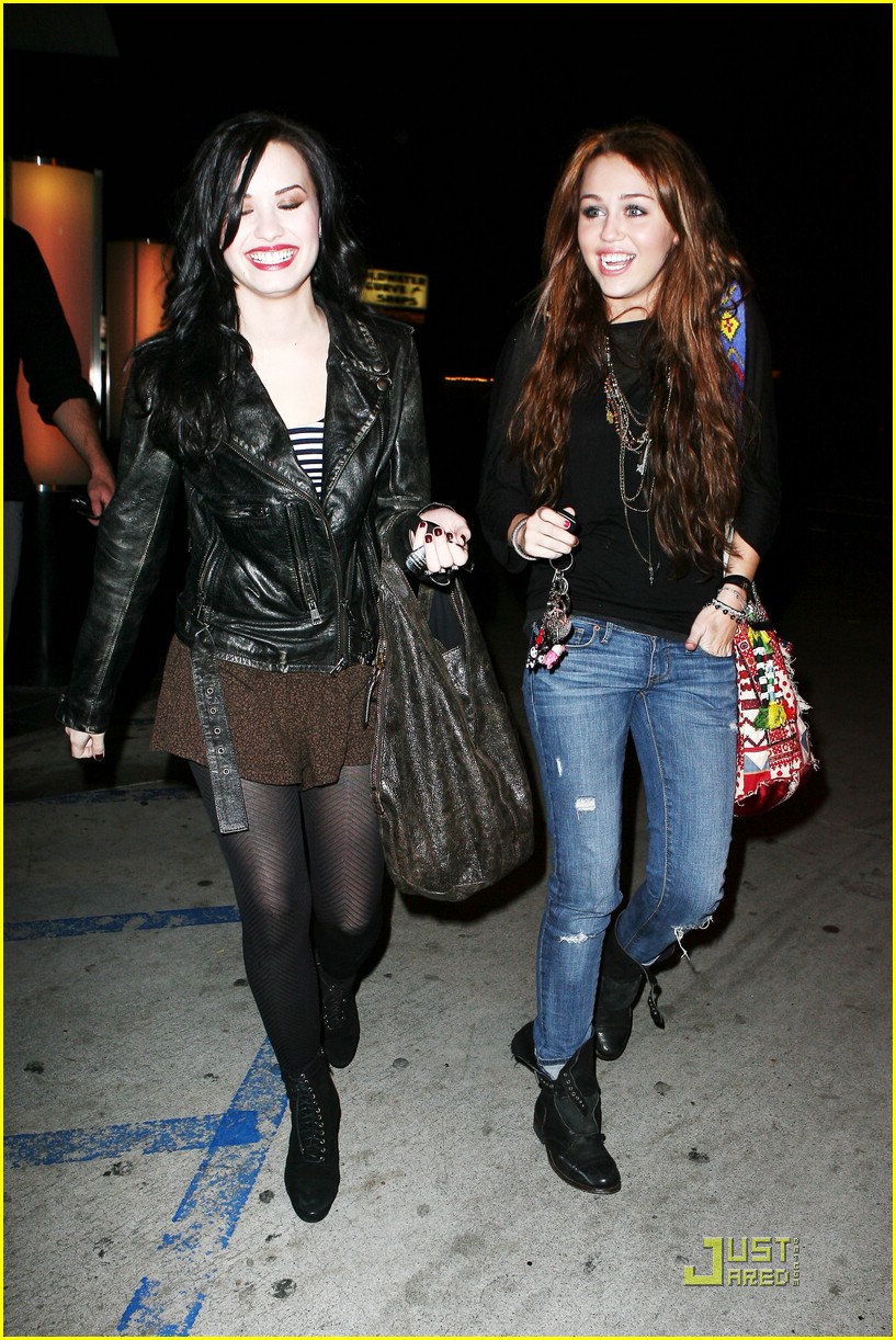 Miley, Demi & Liam Dine at Jerry's Deli