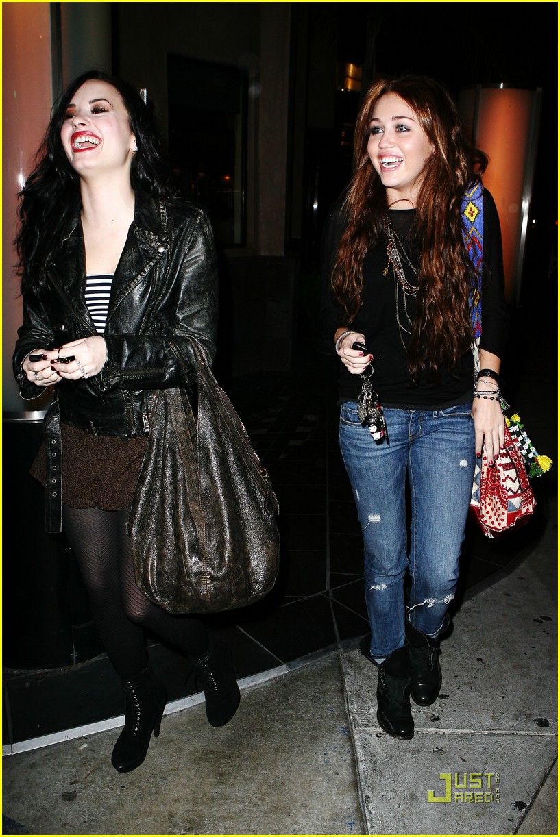Miley, Demi & Liam Dine at Jerry's Deli