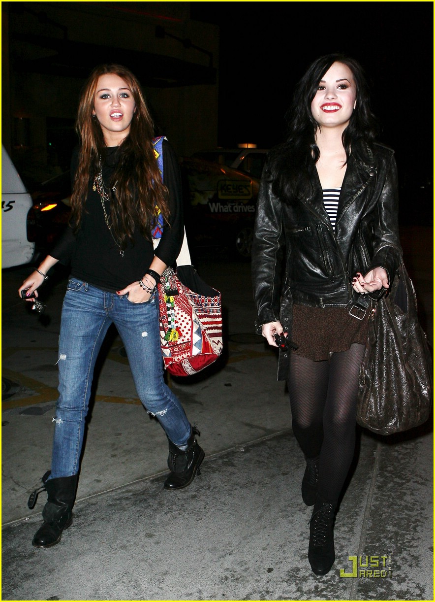 Miley, Demi & Liam Dine at Jerry's Deli