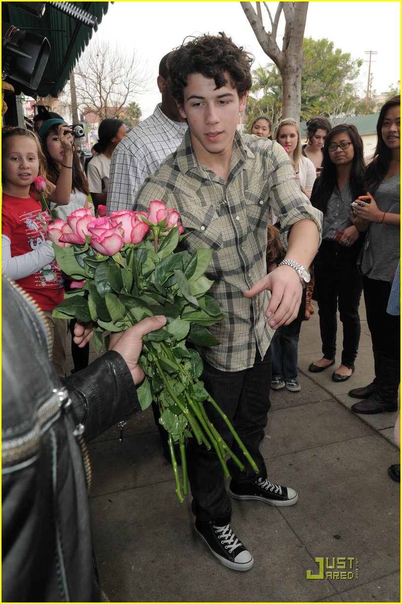 Nick Jonas: Roses For My Fans!