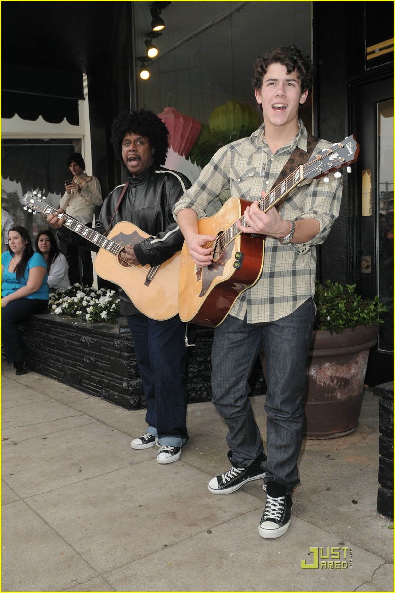 Nick Jonas: Roses For My Fans!