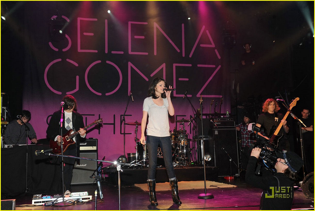 Selena Gomez: Valentine's Day with Fans in Philly!