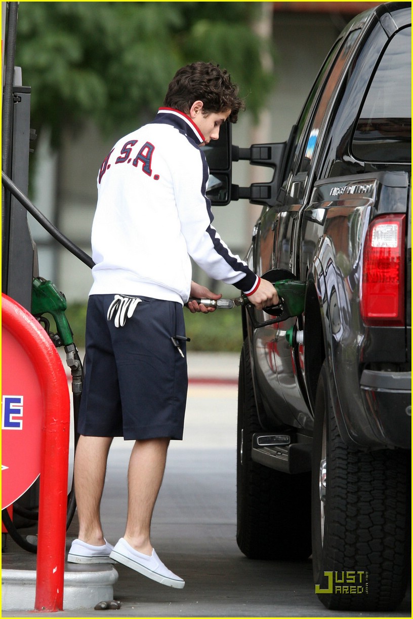 Selena Gomez & Nick Jonas Go Golfing