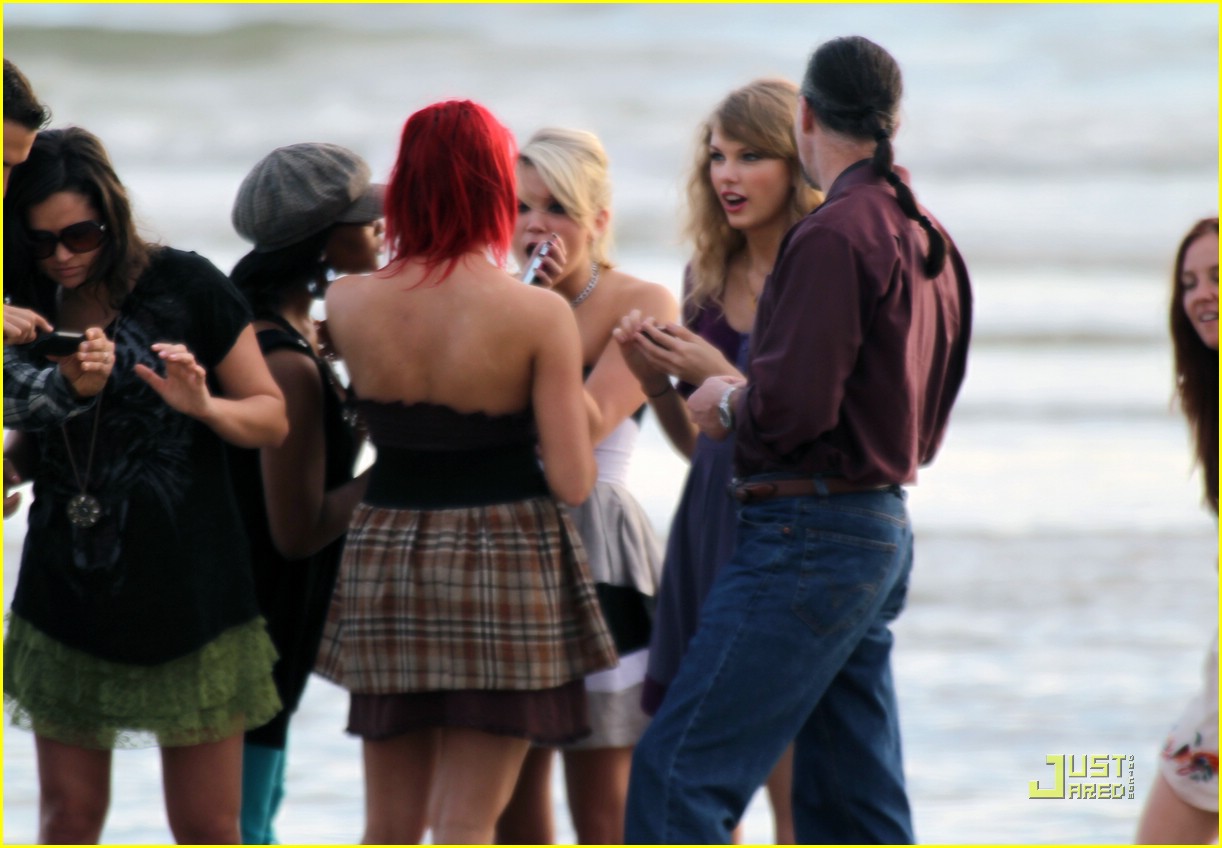 Taylor Swift: Melbourne Beach Beauty