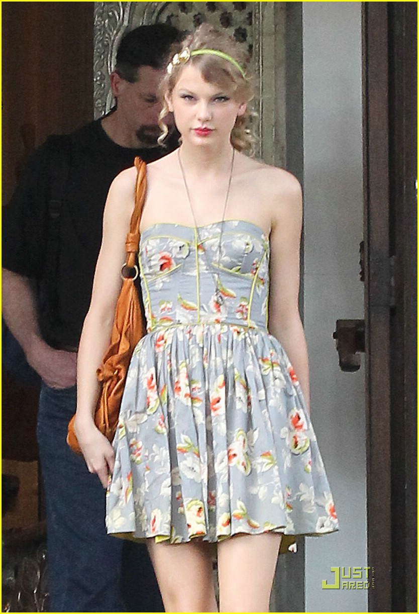 Taylor Swift is Summer Dress Sweet