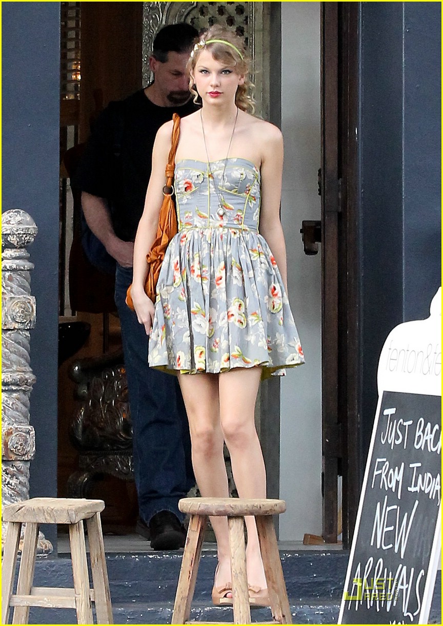 Taylor Swift is Summer Dress Sweet