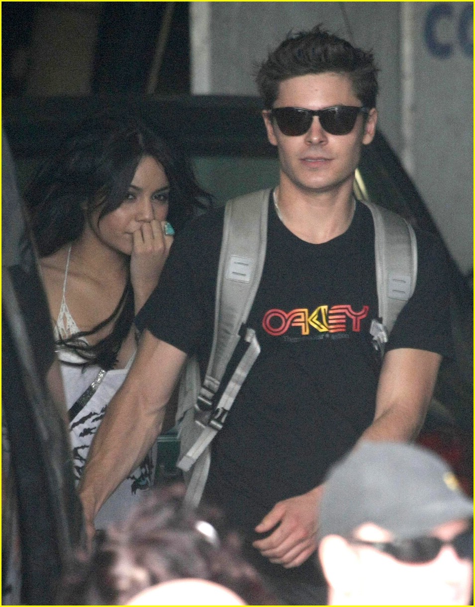 Zac Efron & Vanessa Hudgens Share Sydney Smooch