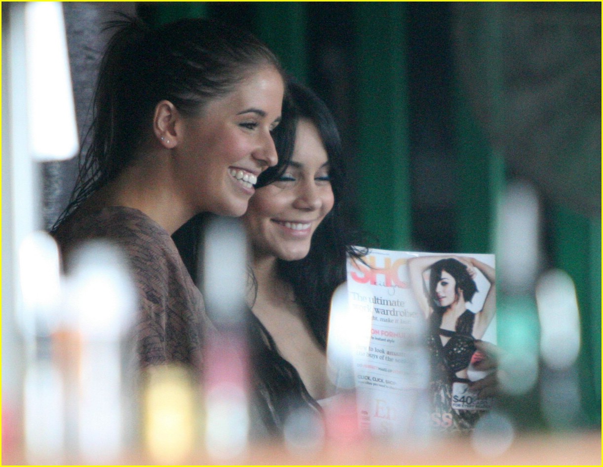 Zac Efron & Vanessa Hudgens Share Sydney Smooch