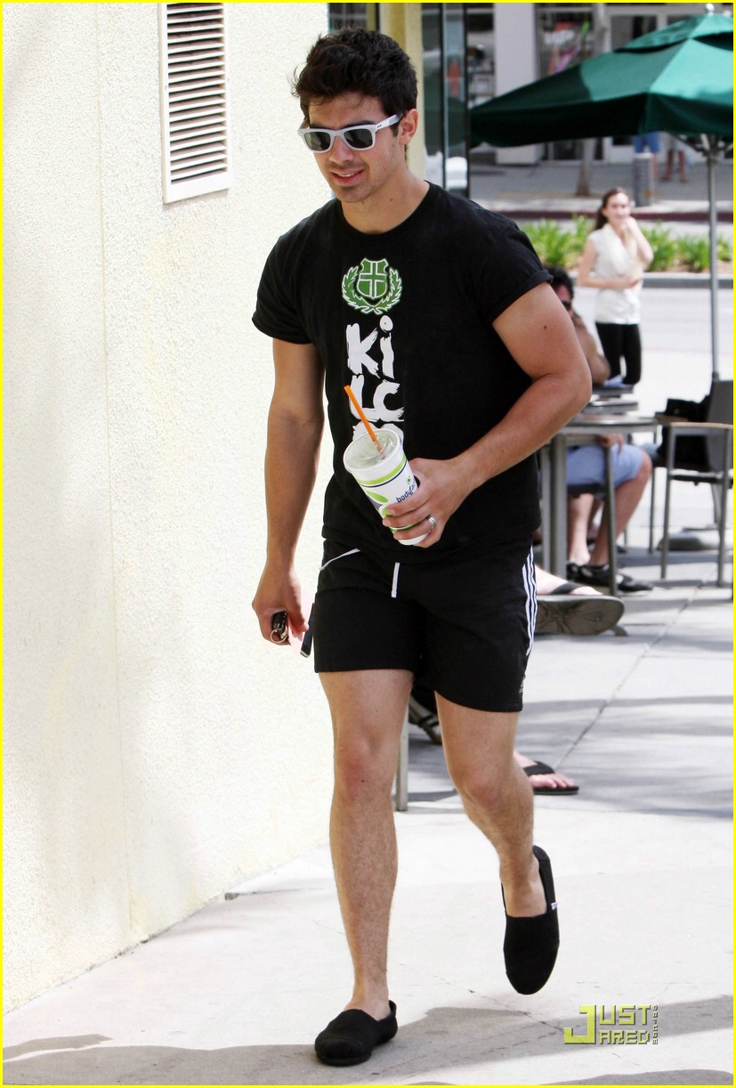 Joe Jonas: The Bodyshop Smoothie Stop