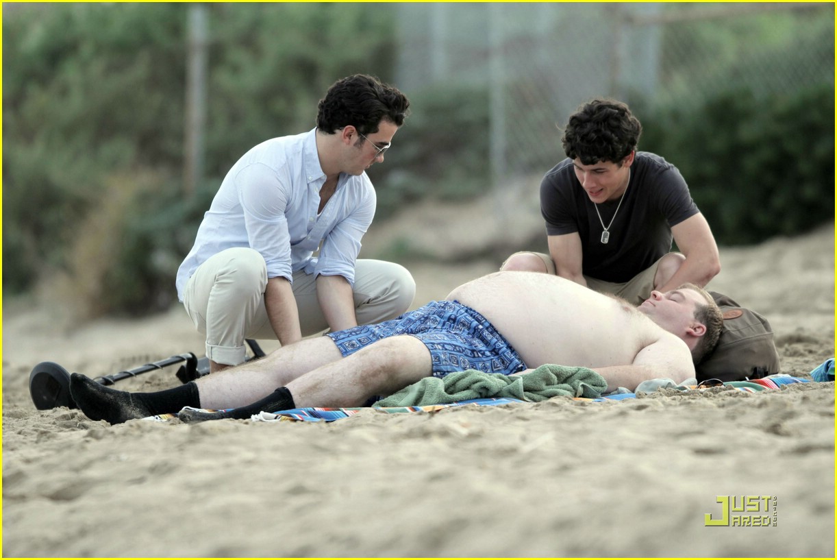 Kevin and Nick Jonas: Metal Detecting Duo
