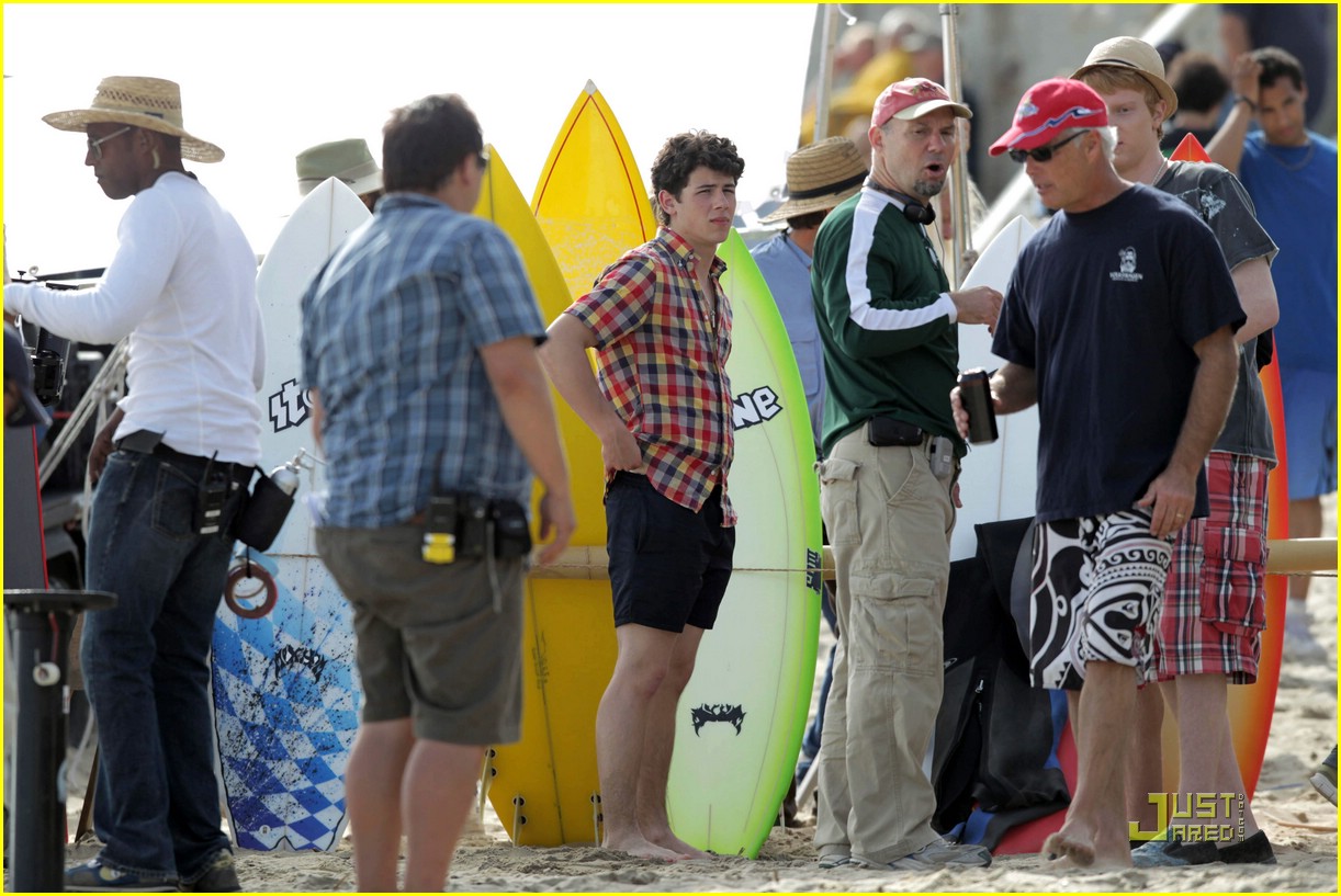 Kevin and Nick Jonas: Metal Detecting Duo