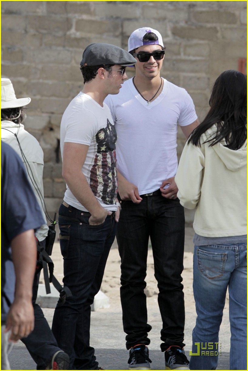 Kevin and Nick Jonas: Metal Detecting Duo