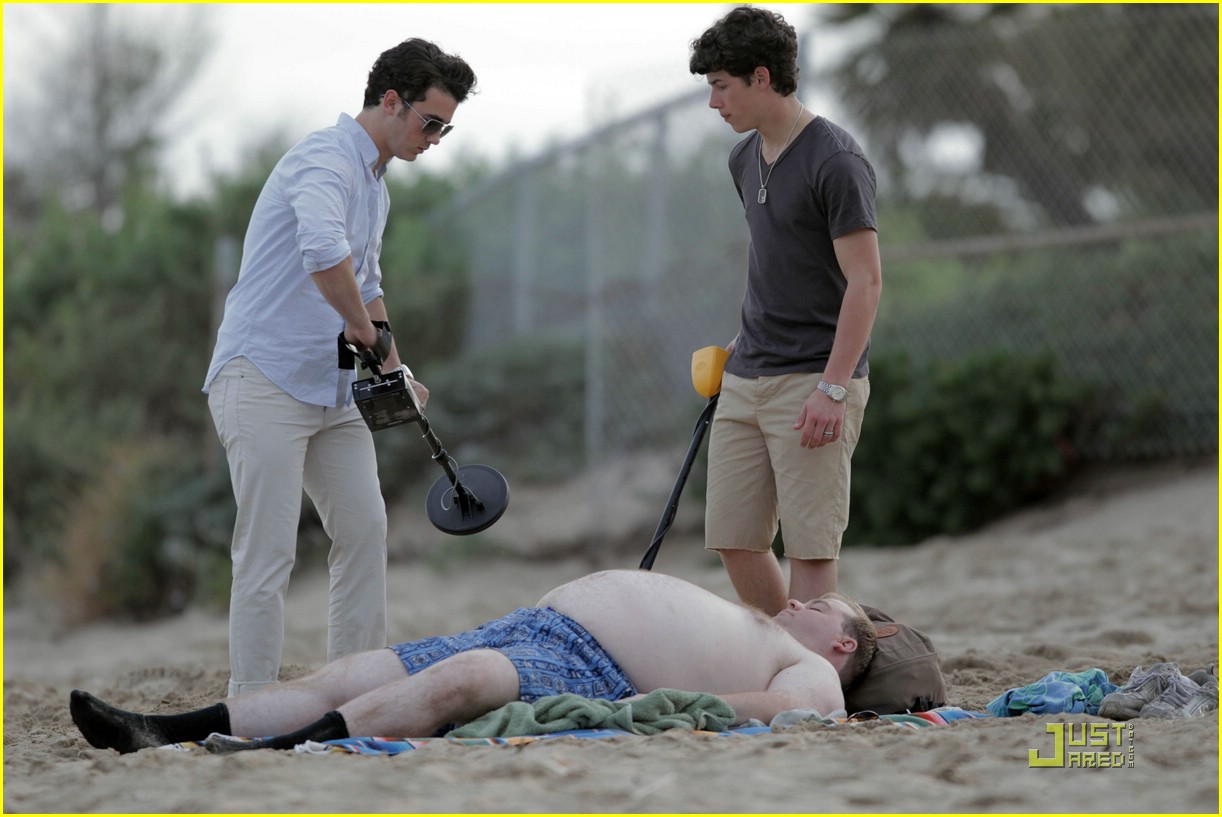 Kevin and Nick Jonas: Metal Detecting Duo