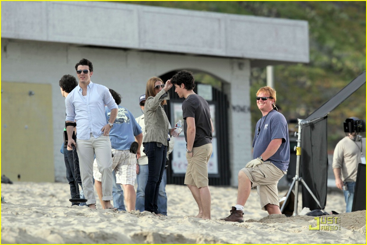 Kevin and Nick Jonas: Metal Detecting Duo
