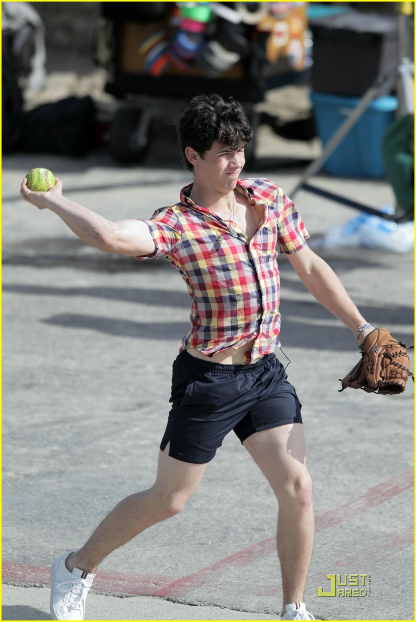 Kevin and Nick Jonas: Metal Detecting Duo