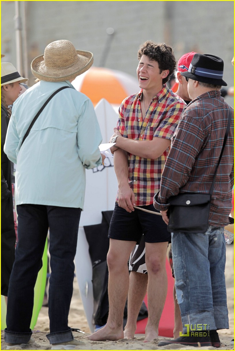 Kevin and Nick Jonas: Metal Detecting Duo