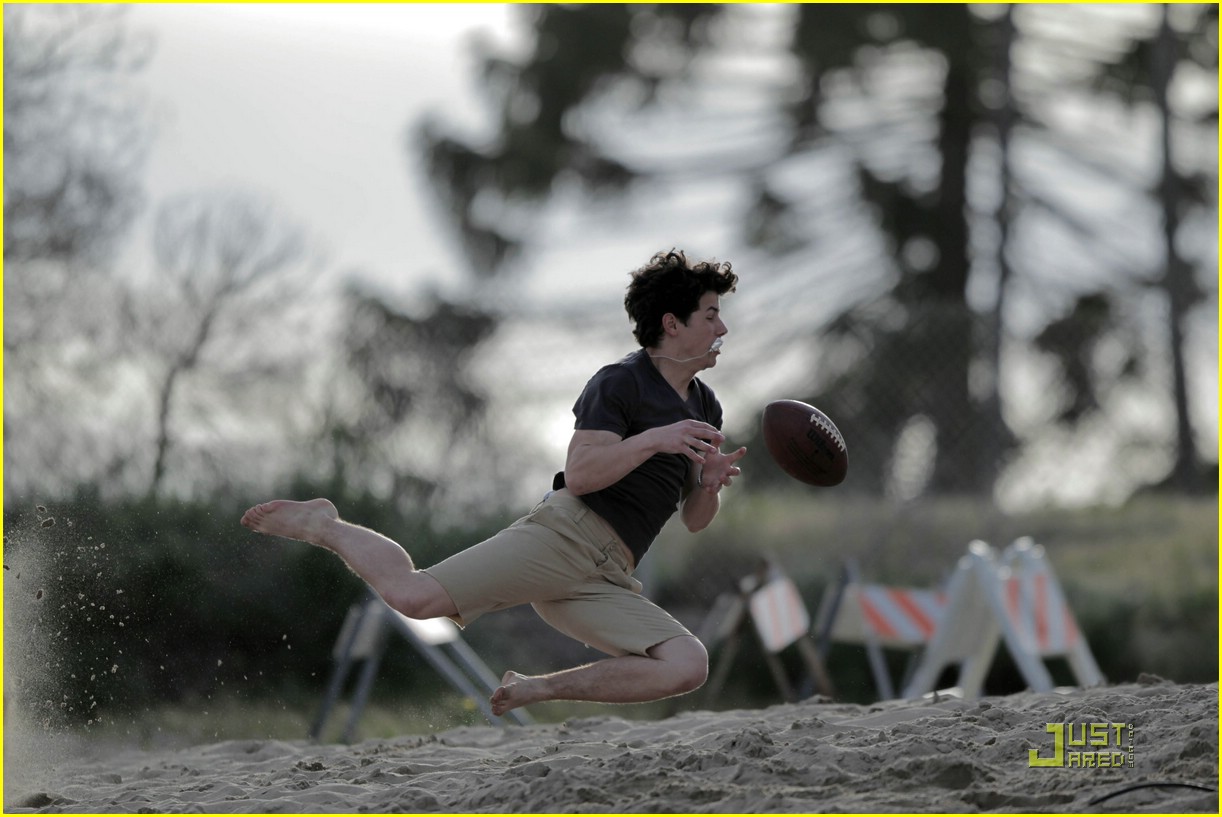 Kevin and Nick Jonas: Metal Detecting Duo