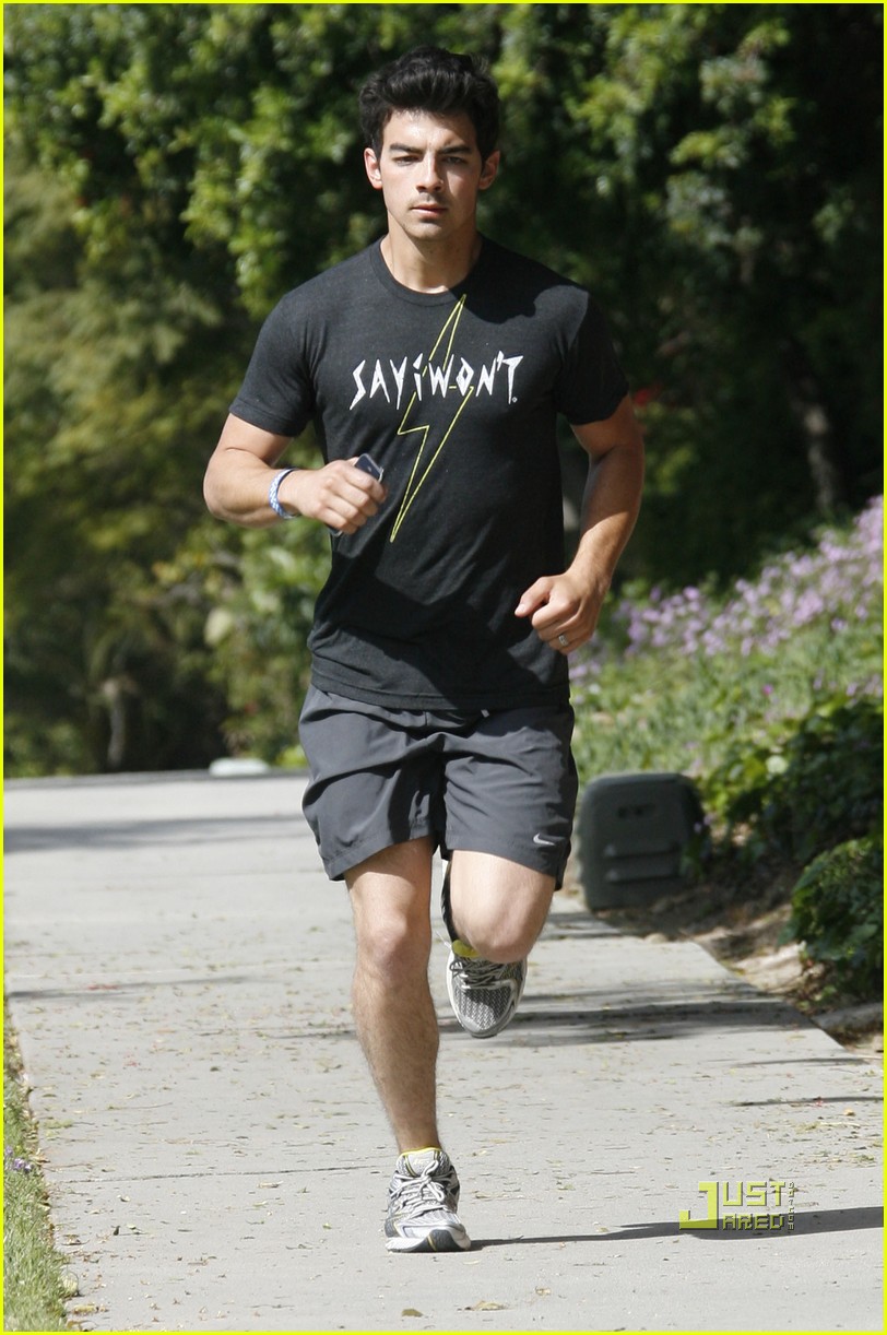 Joe Jonas Runs His Way to the KCAs