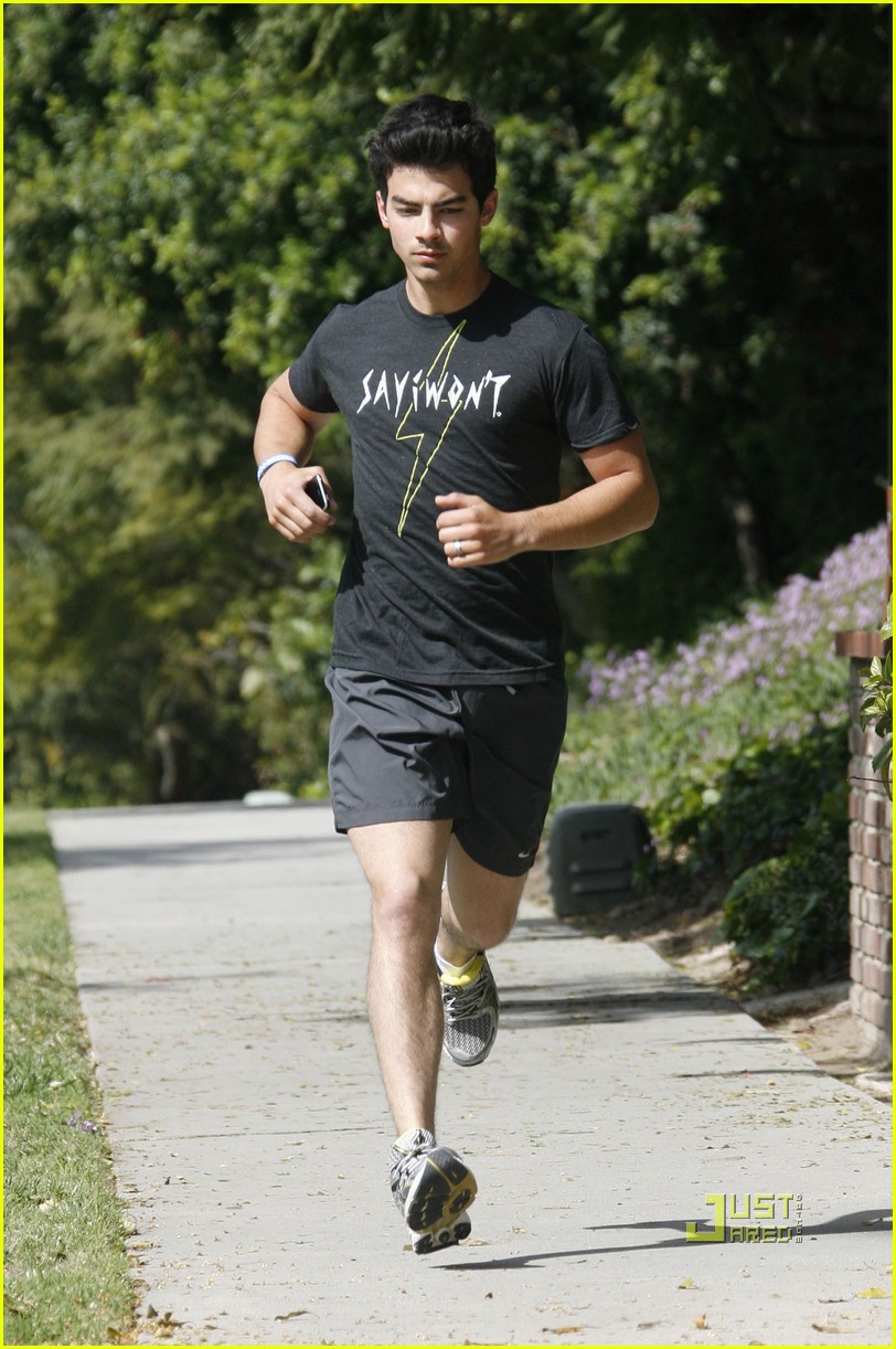 Joe Jonas Runs His Way to the KCAs