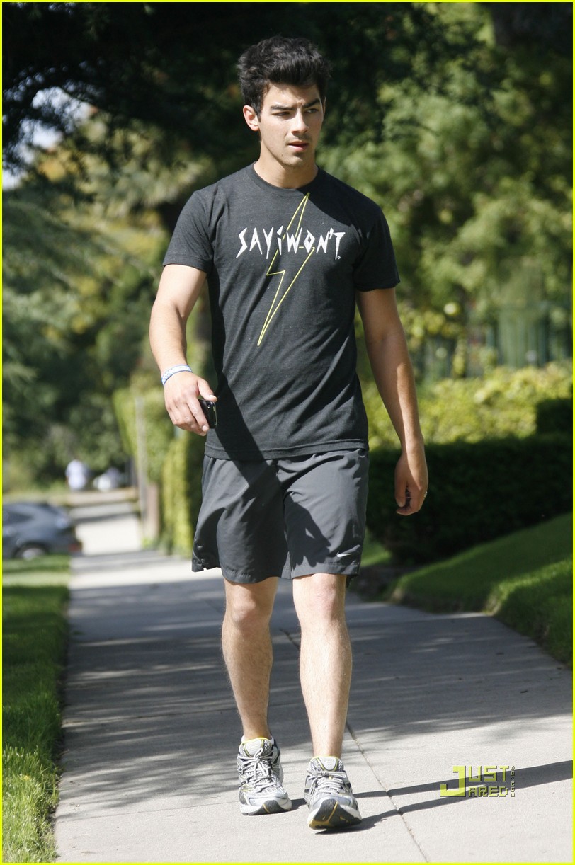 Joe Jonas Runs His Way to the KCAs